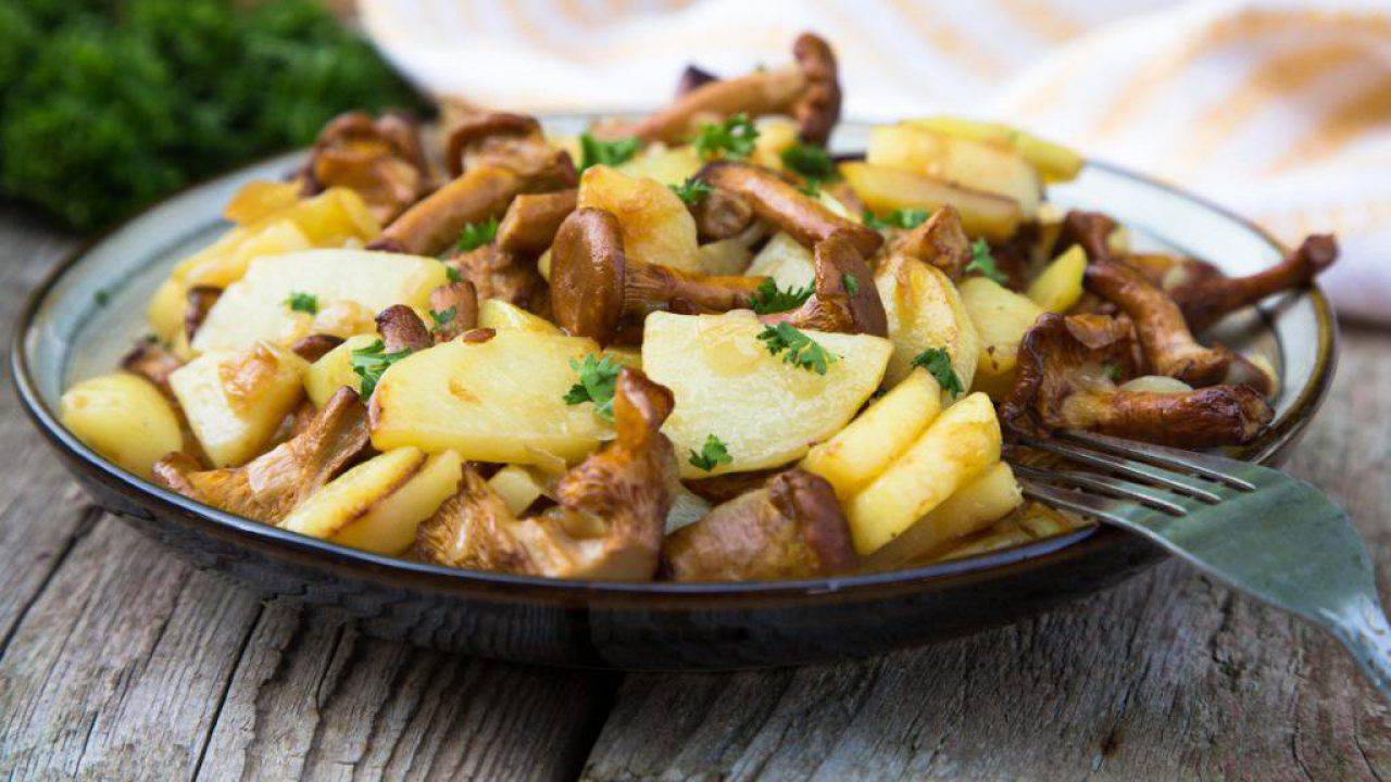 Funghi E Patate Al Forno Un Contorno Autunnale Molto Saporito Da Servire