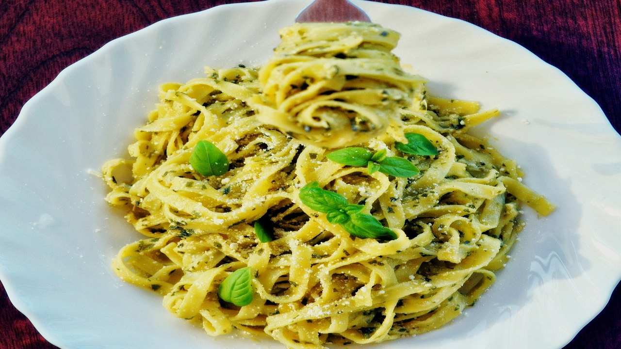 tagliatelle pesto zucchine alici