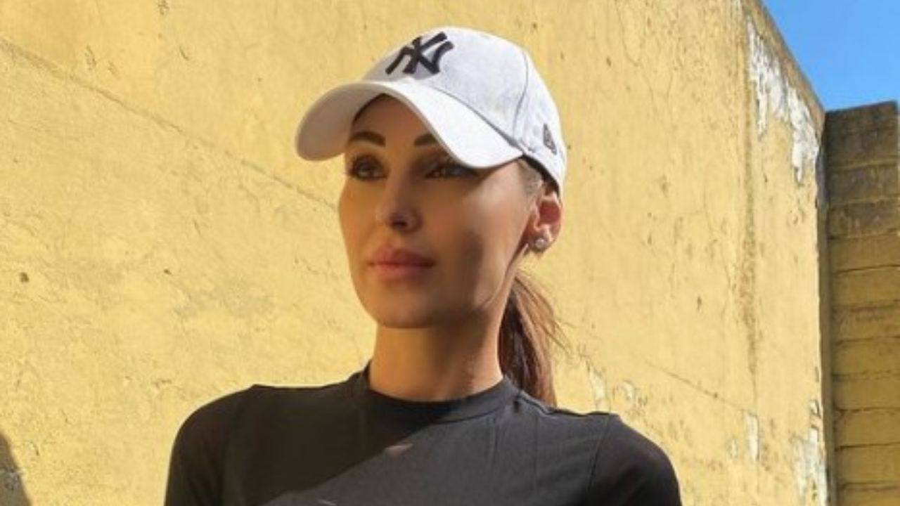 Anna Tatangelo con il cappello