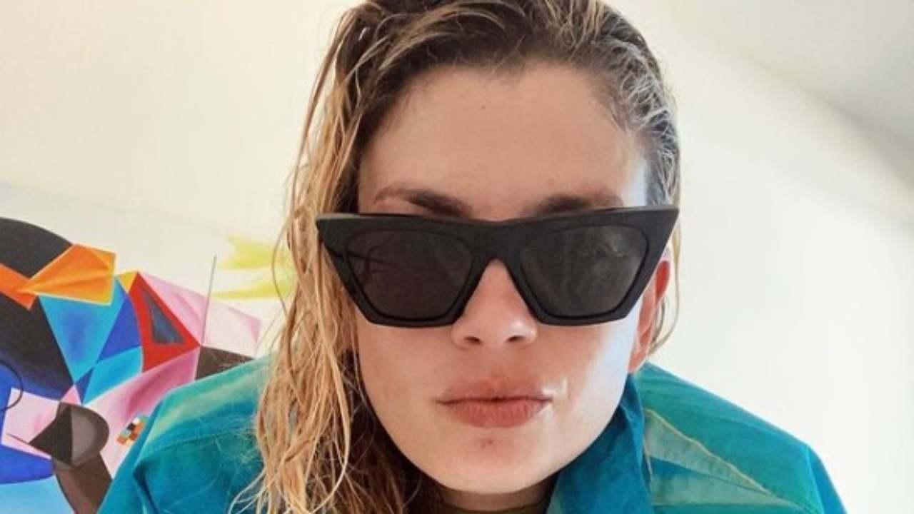 Emma Marrone con gli occhiali da sole