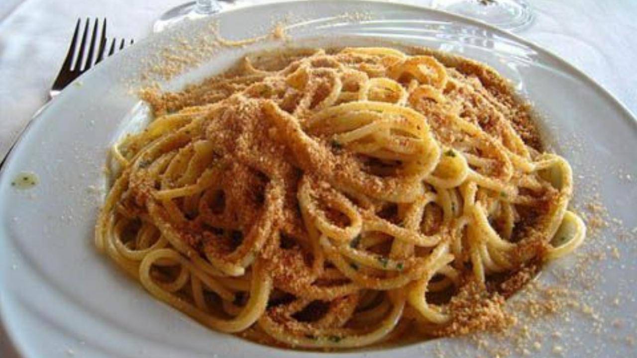 spaghetti con alici e mollica ricetta