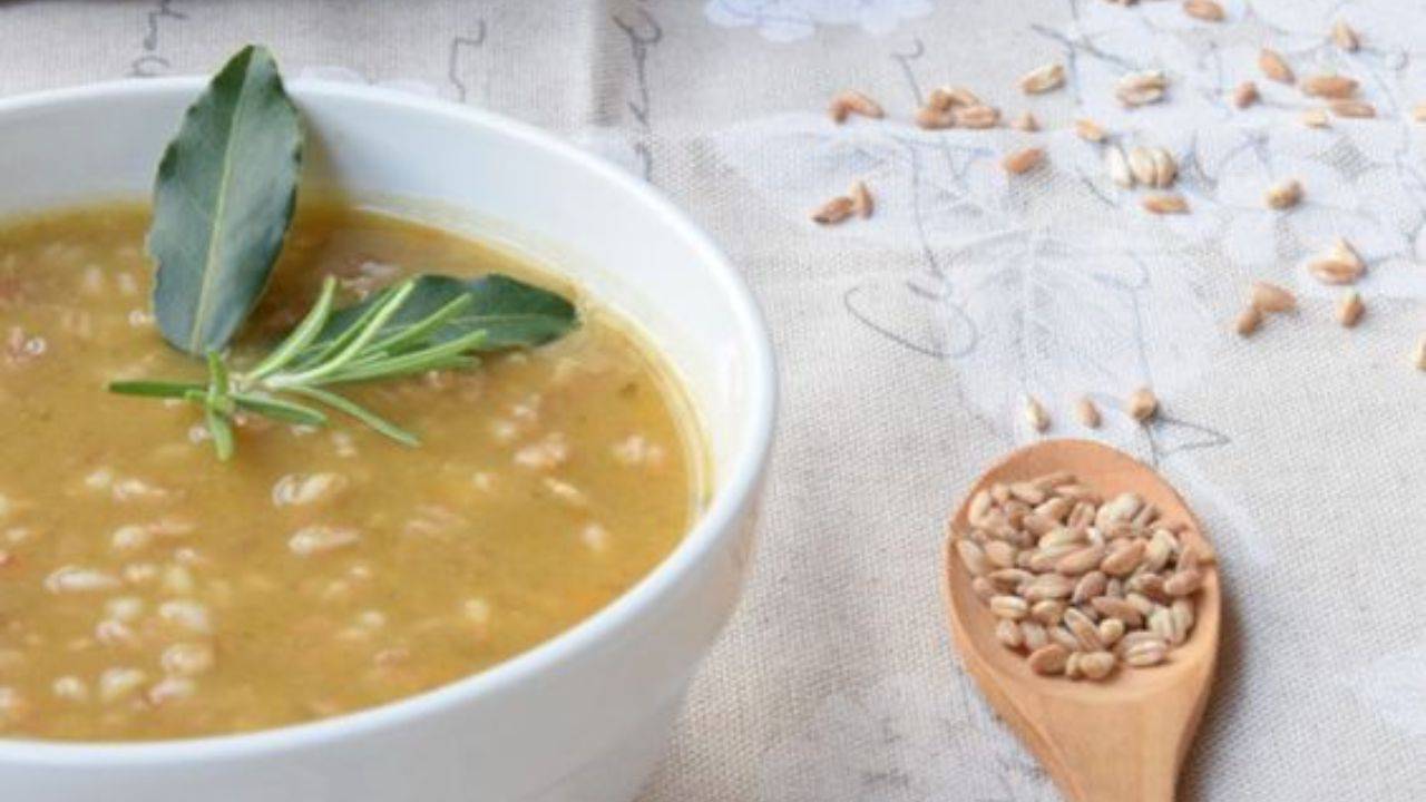 zuppa di farro alla Garfagnana ricetta vegetariana