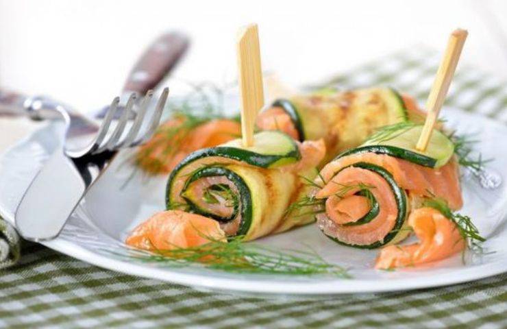 Spiedini di zucchine al salmone ricetta veloce