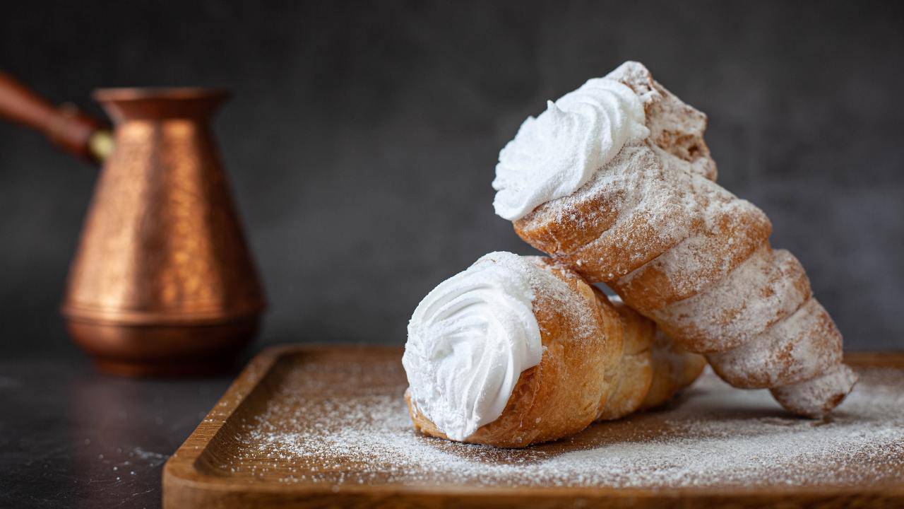 Cannoli di pasta sfoglia e ricotta ricetta