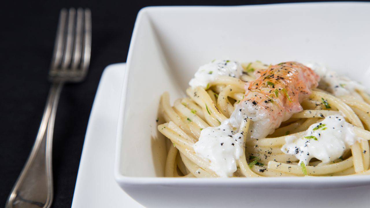 Pasta con gamberi rossi friggitelli e stracciatella ricetta