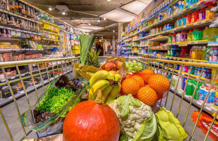 frutta e verdura nel carrello