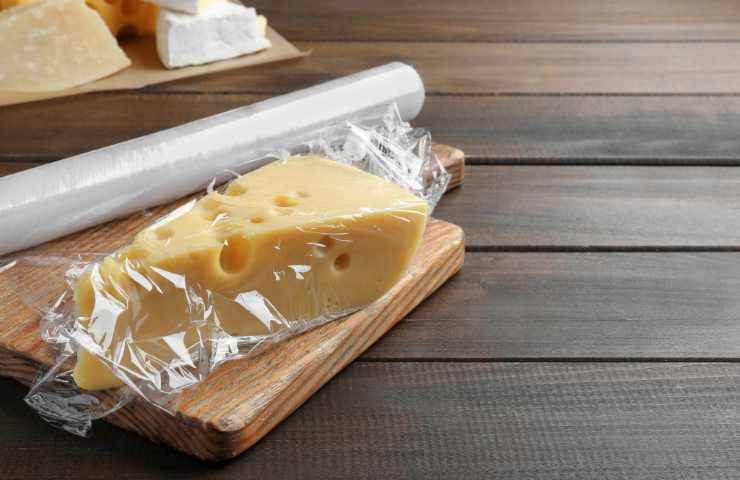 pellicola trasparente avvolge formaggio