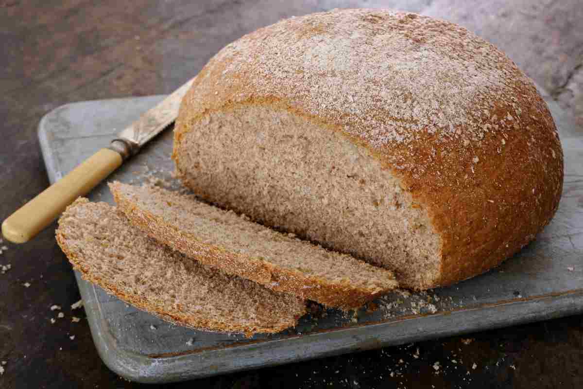 pagnotta di pane senza glutine, fette di pane su un tagliere