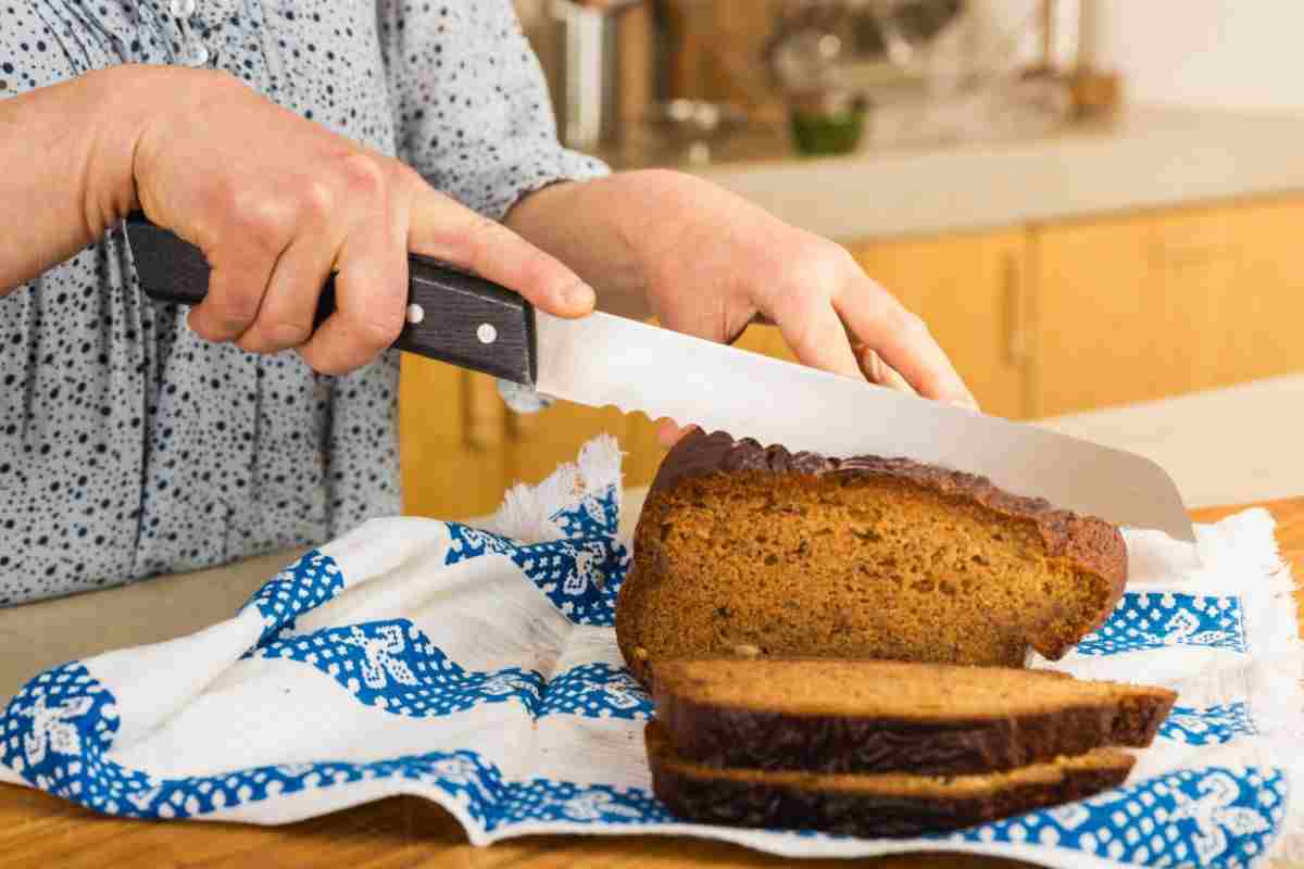 donna che affetta il pane senza glutine 